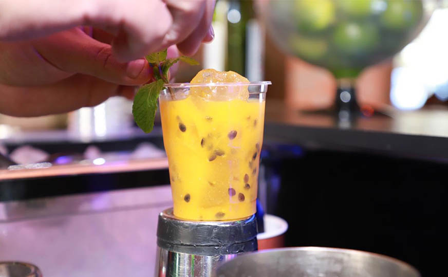 Drinks elegantes servidos em casamento